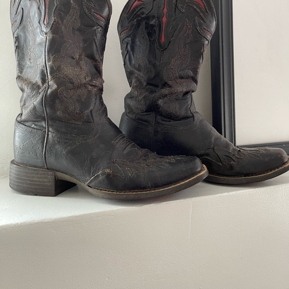 Sought after Ariat boots - Picture 3 of 4